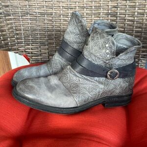 EUC Miz Mooz Gray Leather Moto Ankle Boots Sz 41/9.5M